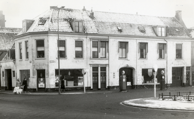 811823 Gezicht op het Garagebedrijf Jan Jongerius (Ledig Erf 2-3) te Utrecht, uit het westen.